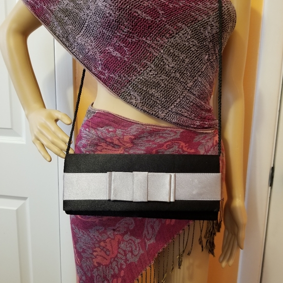 Black and Silver /Gray Clutch - Picture 5 of 8